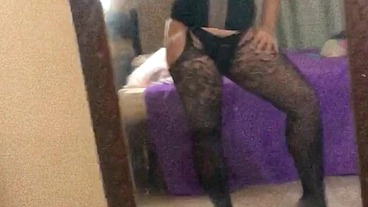 Bombeiro encontra travesti se exibindo no espelho fica com tesão e fode a cavala gostosa gozando dentro