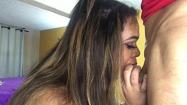 Bombeiro encontra travesti se exibindo no espelho fica com tesão e fode a cavala gostosa gozando dentro