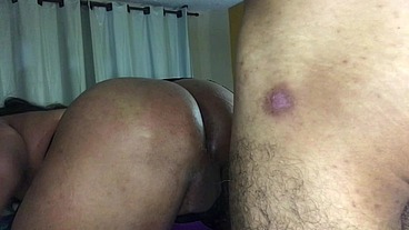 Bombeiro encontra travesti se exibindo no espelho fica com tesão e fode a cavala gostosa gozando dentro