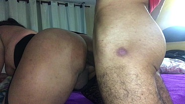 Bombeiro encontra travesti se exibindo no espelho fica com tesão e fode a cavala gostosa gozando dentro