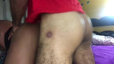 Bombeiro encontra travesti se exibindo no espelho fica com tesão e fode a cavala gostosa gozando dentro