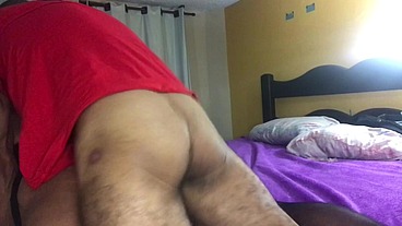 Bombeiro encontra travesti se exibindo no espelho fica com tesão e fode a cavala gostosa gozando dentro