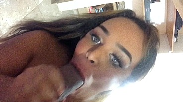 Bombeiro encontra travesti se exibindo no espelho fica com tesão e fode a cavala gostosa gozando dentro