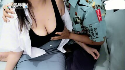 Guru Biologi Memberikan Latihan kepada Siswa