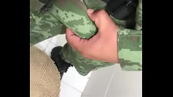militar sobando la verga