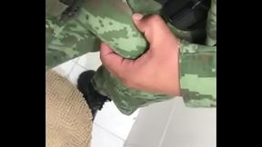 militar sobando la verga