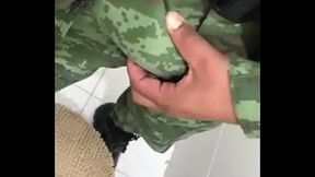 militar sobando la verga