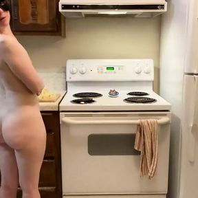 Callipygian Goddess Cooks Skillet Potatoes in the Wok! Naked in the Kitchen Episode 74