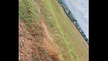 Toujours nue dans les champs