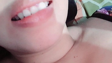 LESBIANA TOMADA Y SE GRABA Y ENVIA VIDEO A SU NOVIA PERO SE CONFUNDE Y SE LO ENVIA AL TIO, real casero amateur