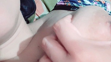 LESBIANA TOMADA Y SE GRABA Y ENVIA VIDEO A SU NOVIA PERO SE CONFUNDE Y SE LO ENVIA AL TIO, real casero amateur