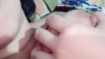 LESBIANA TOMADA Y SE GRABA Y ENVIA VIDEO A SU NOVIA PERO SE CONFUNDE Y SE LO ENVIA AL TIO, real casero amateur