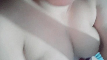LESBIANA TOMADA Y SE GRABA Y ENVIA VIDEO A SU NOVIA PERO SE CONFUNDE Y SE LO ENVIA AL TIO, real casero amateur