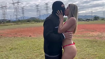 CASADA BATENDO UM BOL&Atilde_O NO CAMPO PELADA DANDO O CUZINHO E PELADINHA NO CAMPO DE FUTEBOL