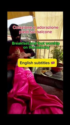 Colazione e adorazione piedi sul balcone 
Breakfast and foot worship on the balcony (English subtitles)