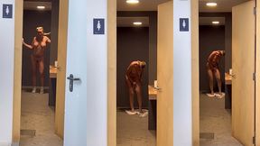 laissant la porte ouverte des toilettes, douches alors que differentes ...