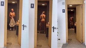 laissant la porte ouverte des toilettes, douches alors que differentes ...