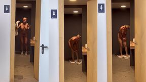 laissant la porte ouverte des toilettes, douches alors que differentes ...