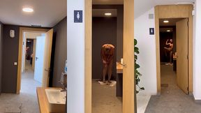 laissant la porte ouverte des toilettes, douches alors que differentes ...