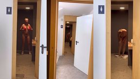 laissant la porte ouverte des toilettes, douches alors que differentes ...