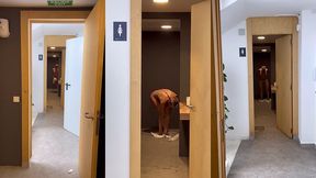 laissant la porte ouverte des toilettes, douches alors que differentes ...