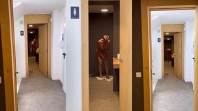 laissant la porte ouverte des toilettes, douches alors que differentes ...