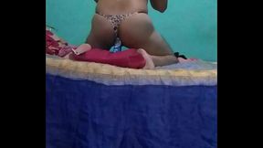 Alondra Mariin le encanta jugar con su consolador nuevo