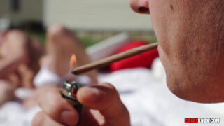 Unge teenagere Colby Chambers, Mickey Knox og Robin Moore i en dampende udendørs trekant med blowjobs og røvhamring