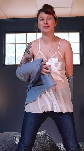 Tattooed Cutie Has Full-body Orgasm as She Fingers Her Wet Cunt