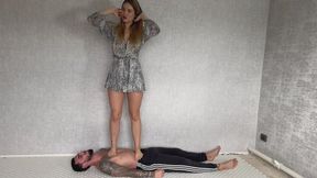 Trampling on the weak guy so that he could feel who was boss here, he stepped in response, but Aura didn't care, Aura is the boss