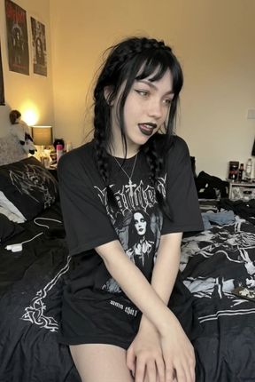 Teen onlyfan with big ass and big tits gets a cumshot on her juicy pussy.
