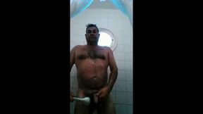 Osito caliente con una gran polla se ducha y se pajea.