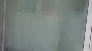 رجال أمريكيون مثليون ناضجون مفتولو العضلات يمارسون الجنس الشرجي في حمام ساخن