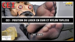 CEI - En position du loser en cuir et nylons topless