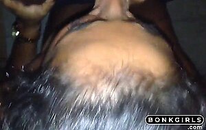 Ablasini gotten sikiyor(Fucking not her real sister anally)