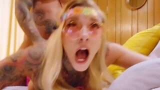 Ruwe seks cumshot &#8211; meisje met grote tieten wordt in de kont geneukt door een grote lul en krijgt een plakkerige creampie door een grote lul