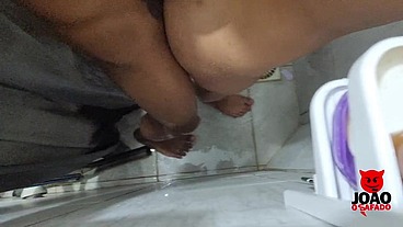 Rapidinha no Banheiro antes de fuder na cama