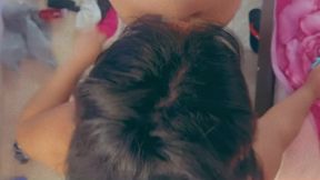 novinho nerd branquinho comendo duas travestis