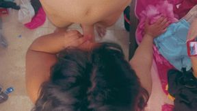 novinho nerd branquinho comendo duas travestis