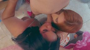 novinho nerd branquinho comendo duas travestis