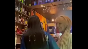 Kyra Sex e Bad Melli em um bar, essas Safadas n&atilde_o sabem se controlar