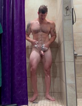 Amateur dude jacks it off while enjoying his onlyfans solo content