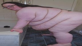SSBBW MAKING FAT BELLY CLAP ON THIGHS