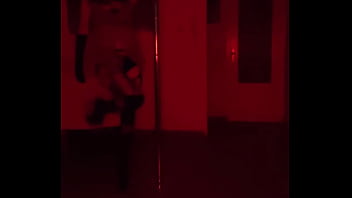 Baile privado mientras contornea las caderas y mueve el cuerpo