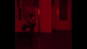 Baile privado mientras contornea las caderas y mueve el cuerpo