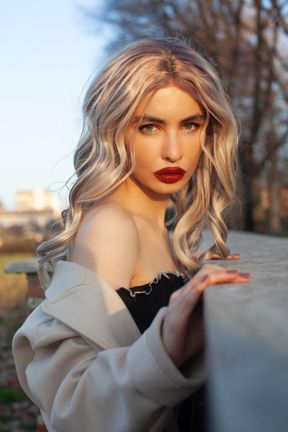 SEDUCTRESS UNDER THE TABLE - CHEAP LOSER PRICE
