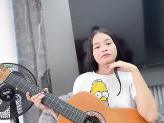 Ayudo a mi pequeña hermanastra con sus clases de música y termino follandola duro hasta venirme.