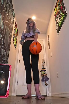 6'7 Tall Goddess One-handed Basketball Hold Challenge How Long Can These Huge Hands Dominate?