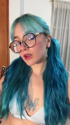 Norwegian babe rides a lobster in fear of being freeware