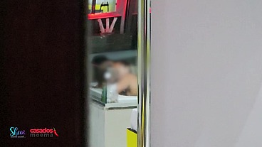 Deixei o corno de castigo só espiando do lado de fora enquanto ele me come na banheira